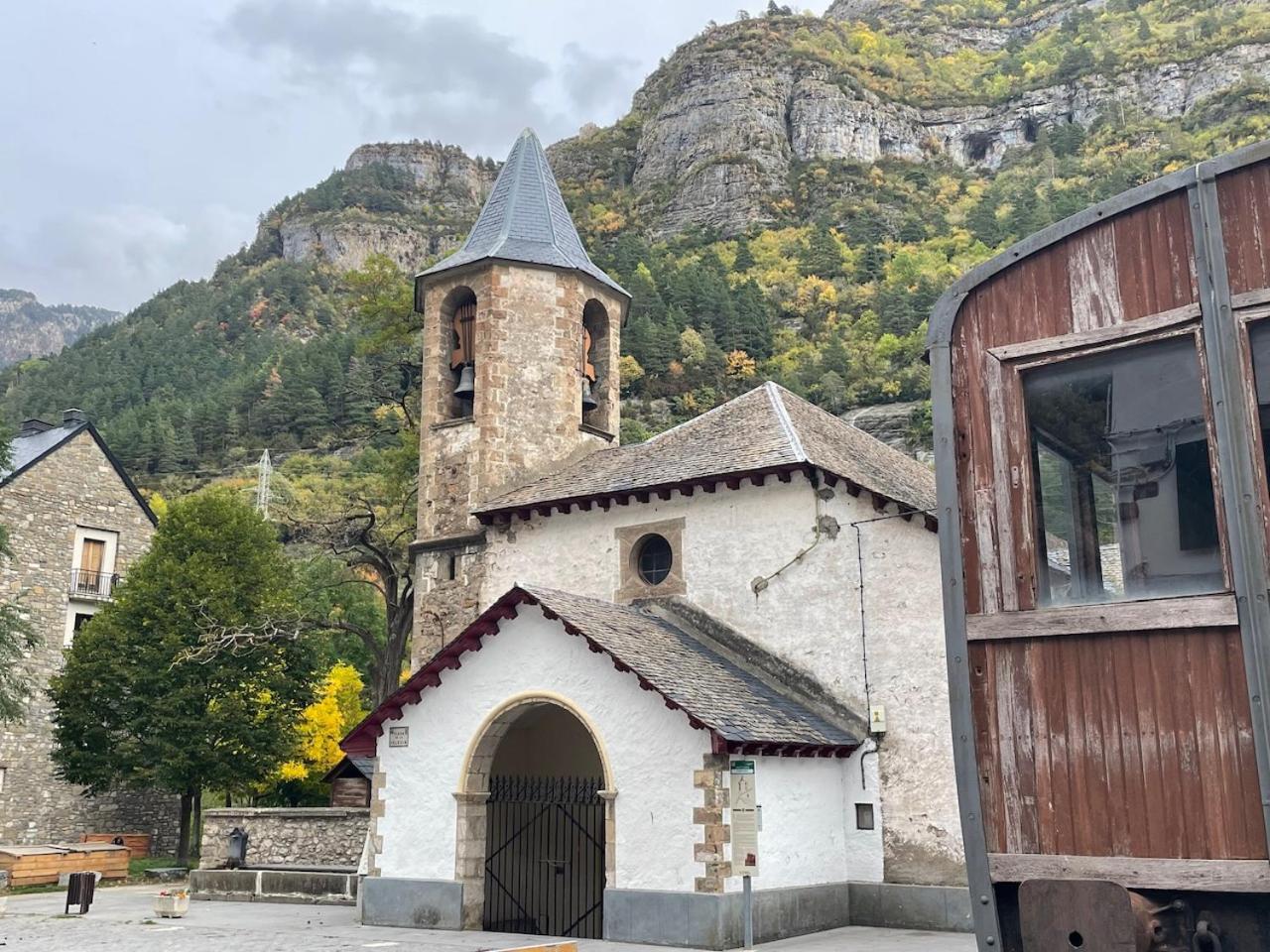 Calmfranc Atico Abuhardillado Con Vistas Al Rio Y La Montana Avistamiento De Ciervos En Canfranc Pueblo Exterior foto