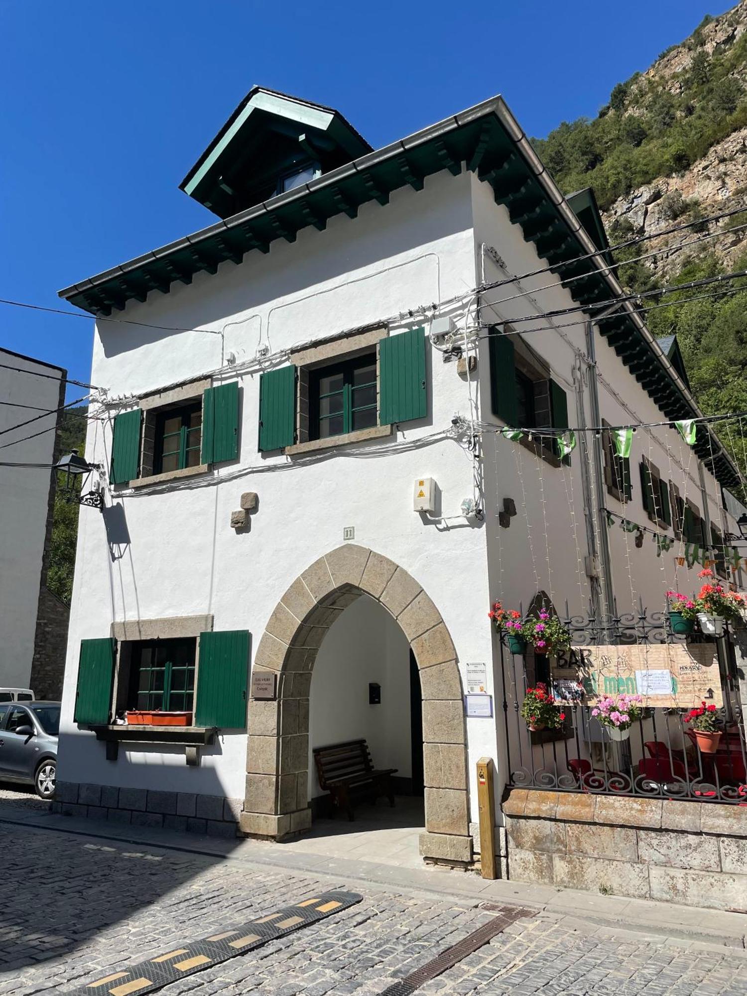 Calmfranc Atico Abuhardillado Con Vistas Al Rio Y La Montana Avistamiento De Ciervos En Canfranc Pueblo Exterior foto